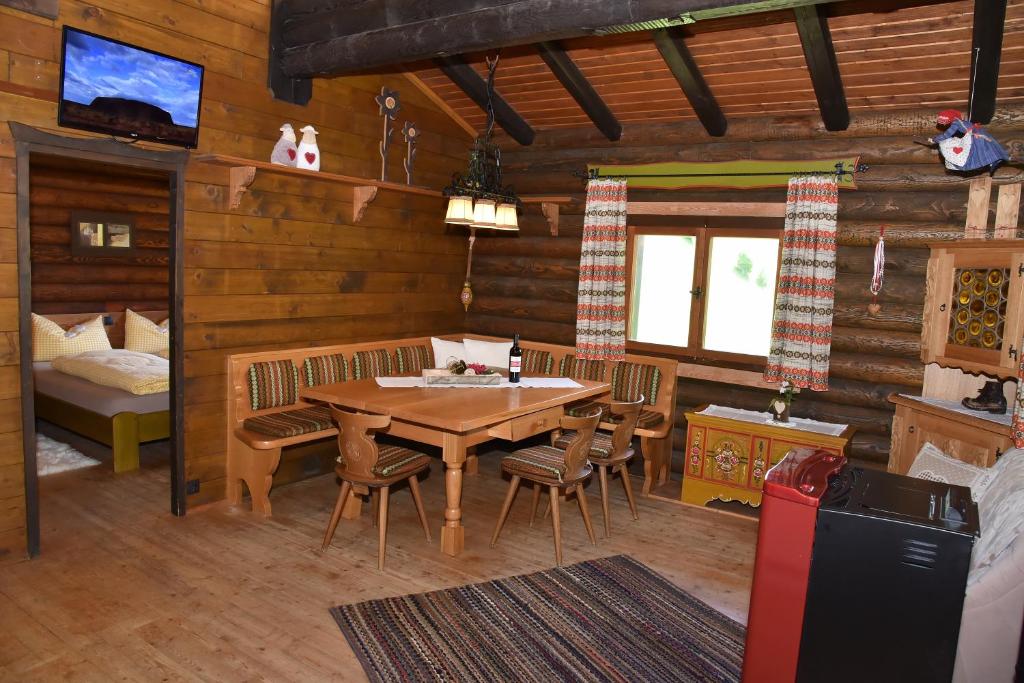 TV a/nebo společenská místnost v ubytování Berghütte Ahrntal