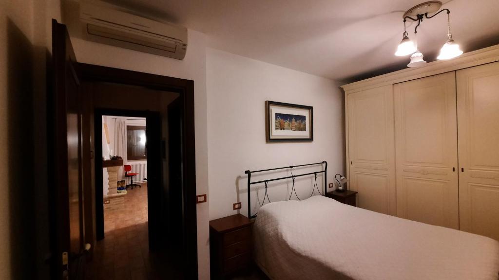 sypialnia z łóżkiem i pokój z korytarzem w obiekcie Appartamento country relax w mieście Montelupone