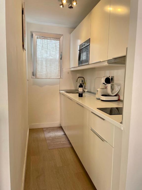 A kitchen or kitchenette at Cosy Seaview Apartment Las Canteras