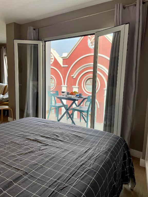 A bed or beds in a room at Cosy Seaview Apartment Las Canteras