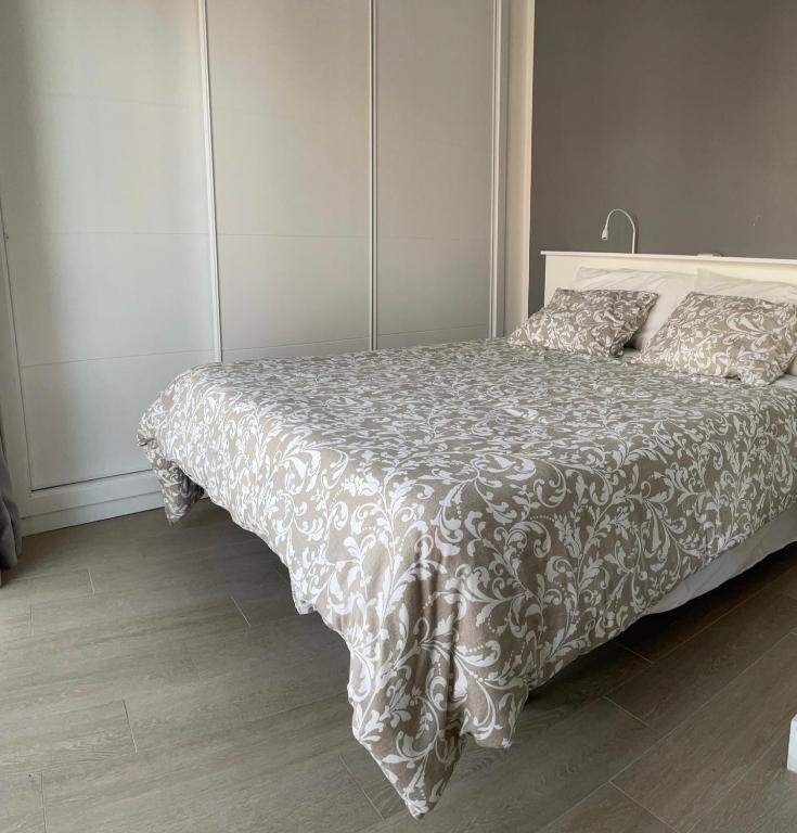 A bed or beds in a room at Cosy Seaview Apartment Las Canteras