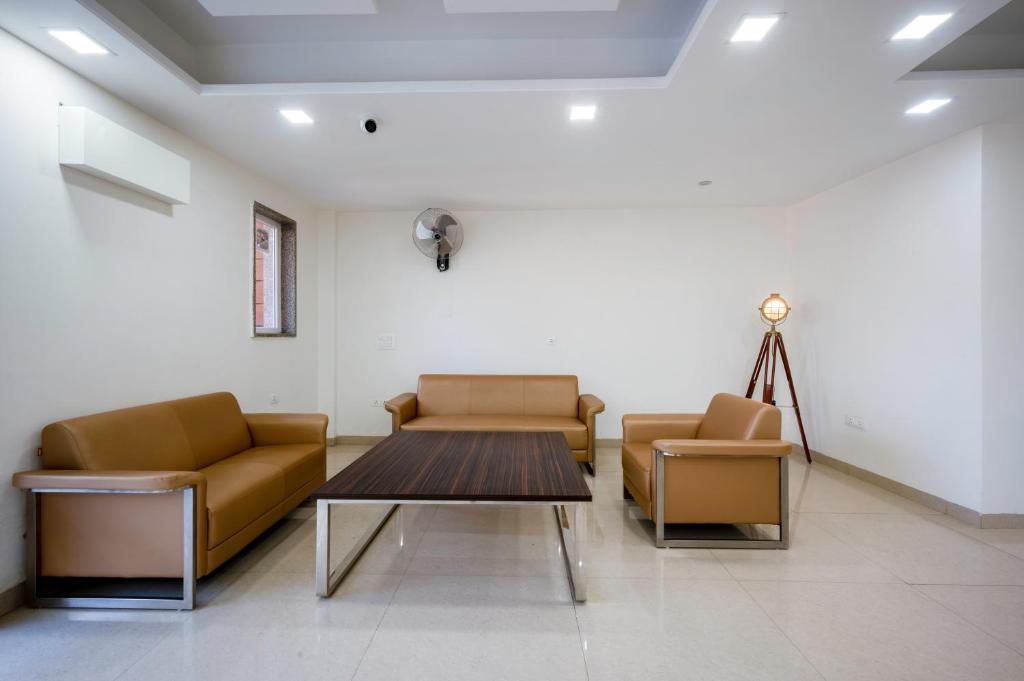 Posezení v ubytování The Palms Inn I Near Medanta Medicity I Sec-38