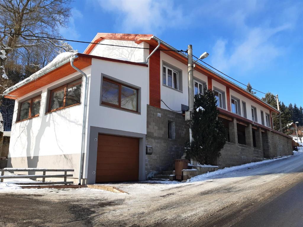 a house with an orange and white at Ubytování U Janičky in Klíny