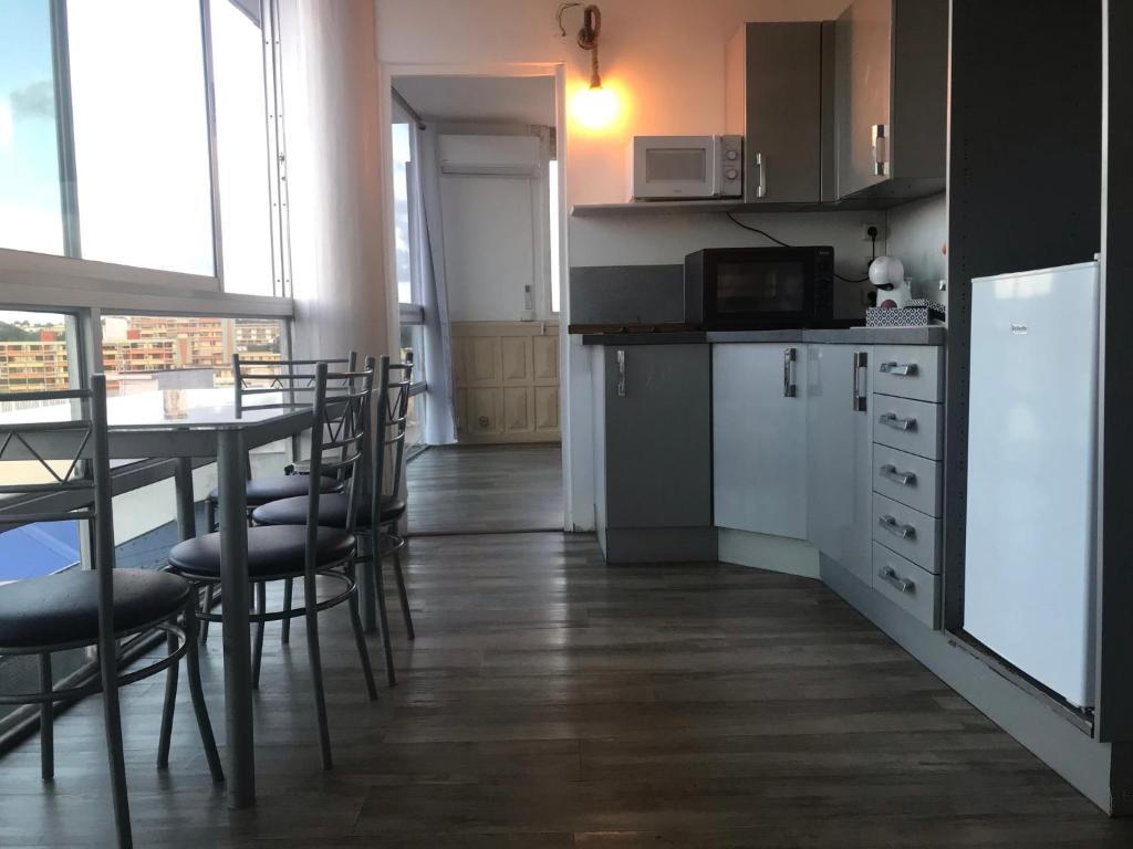 Kuchyň nebo kuchyňský kout v ubytování PENTHOUSE 10 MIN port croisière et aéroport