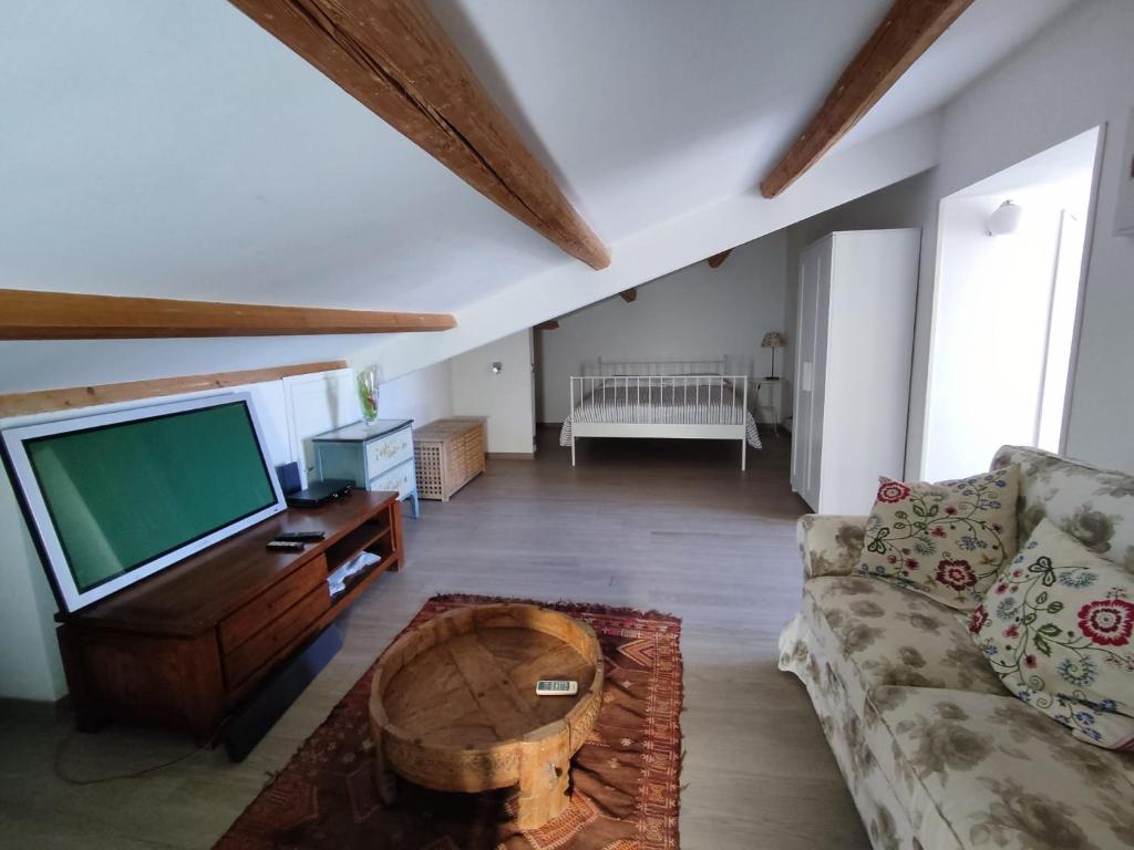 Televízia a/alebo spoločenská miestnosť v ubytovaní Veranda Vista Mare