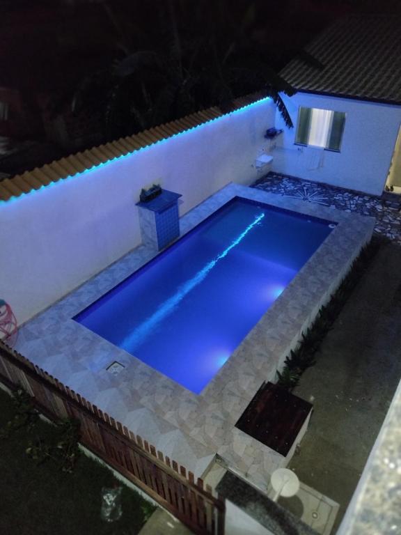ein großer Pool mit blauem Licht in der Unterkunft Casa enteira con piscina compartilhada in Búzios