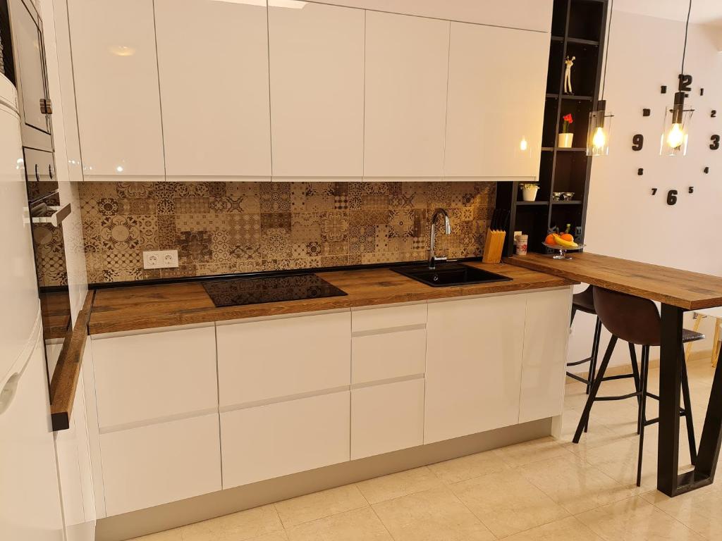 Kuchyňa alebo kuchynka v ubytovaní Sybarix Apartment: Precioso apartamento con vistas al golf y el mar