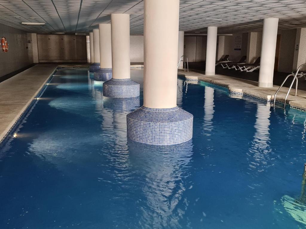 Bazén v ubytovaní Sybarix Apartment: Precioso apartamento con vistas al golf y el mar alebo v jeho blízkosti