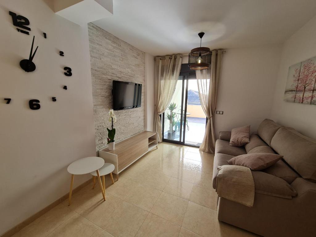 Televízia a/alebo spoločenská miestnosť v ubytovaní Sybarix Apartment: Precioso apartamento con vistas al golf y el mar