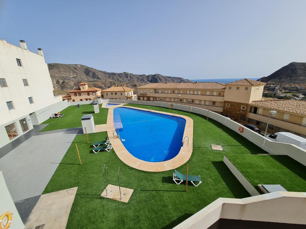 Bazén v ubytovaní Sybarix Apartment: Precioso apartamento con vistas al golf y el mar alebo v jeho blízkosti