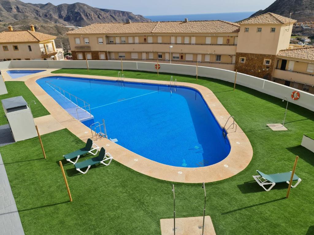 Bazén v ubytovaní Sybarix Apartment: Precioso apartamento con vistas al golf y el mar alebo v jeho blízkosti
