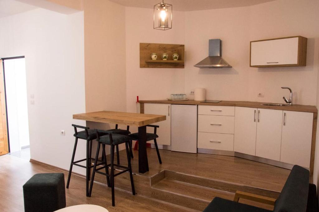 eine Küche mit Tisch und Arbeitsplatte in der Unterkunft Apartament Stefani in Sarandë