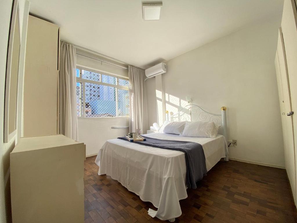 um quarto com uma cama e uma grande janela em BPT22 - Quadra Mar, Climatizado, TV Smart, Wi-Fi em Balneário Camboriú