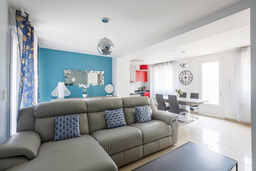 - un salon avec un canapé et une salle à manger dans l'établissement logement 004 a 300m de la gare Mantes la jolie, à Mantes-la-Jolie