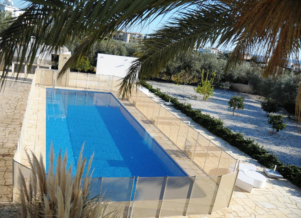 Bazén v ubytování Luxury 6 bedroom villa with privet pool in Paphos nebo v jeho okolí