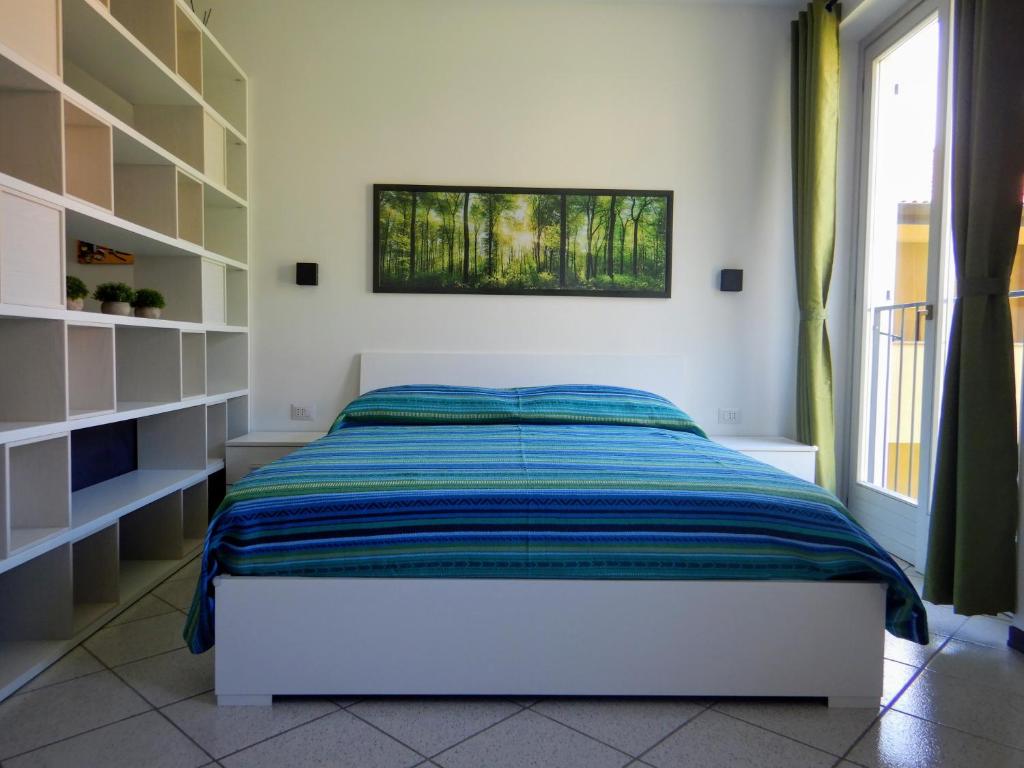 a bedroom with a bed and a window at Green Relax in Maccagno in Maccagno Inferiore