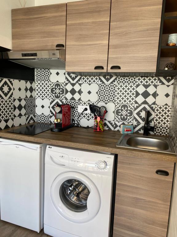 Een keuken of kitchenette bij LACANAU FRONT DE MER