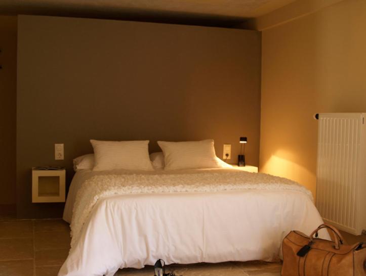 ein Schlafzimmer mit einem großen Bett mit weißer Bettwäsche in der Unterkunft Villa Relax en Benidorm in Benidorm