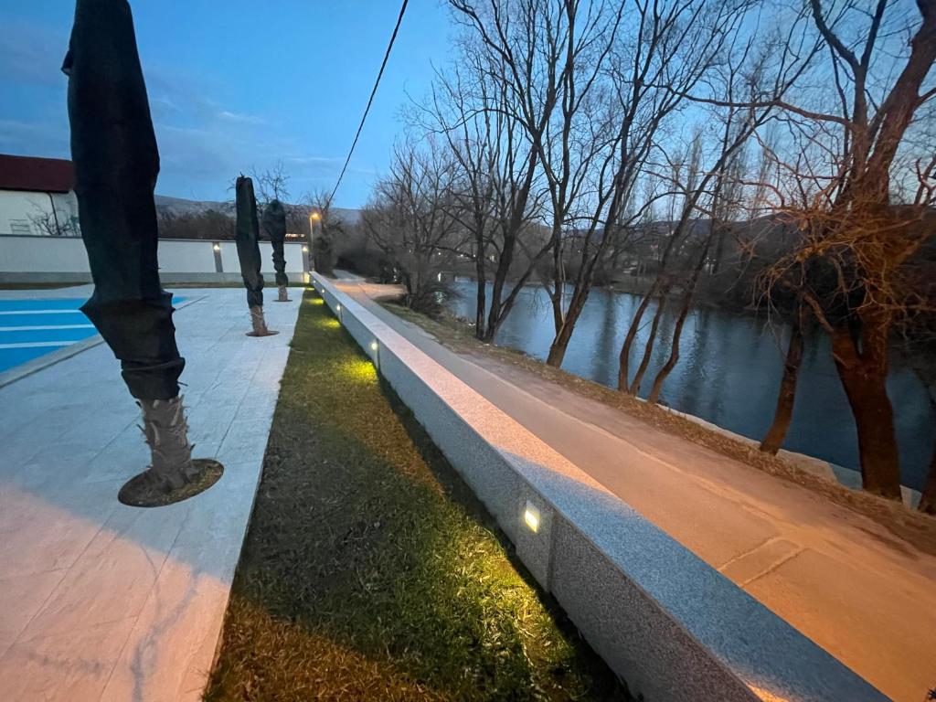 Výhled na řeku, která protéká v blízkosti penzionu