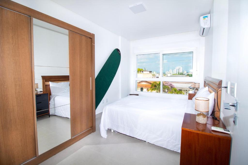 Un pat sau paturi într-o cameră la Apto. 3 dorm. entre Praia da Cal e Lagoa Violão