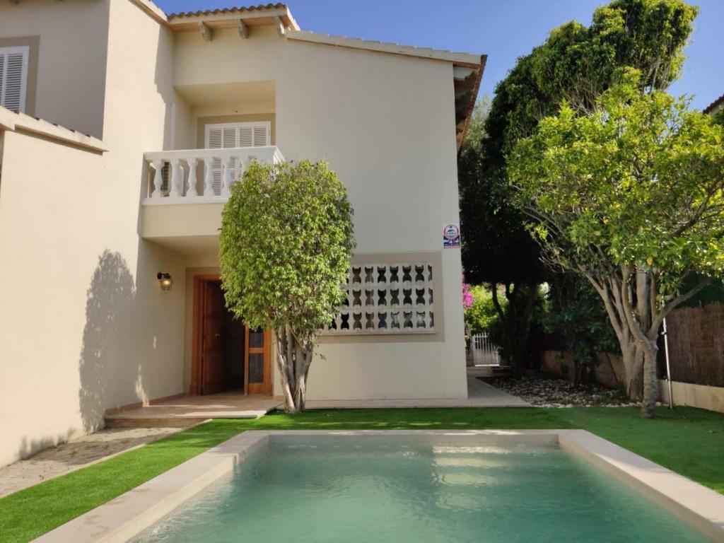 une villa avec une piscine en face d'une maison dans l'établissement Villa Eden Alcudia, near the beach with pool, à Alcúdia