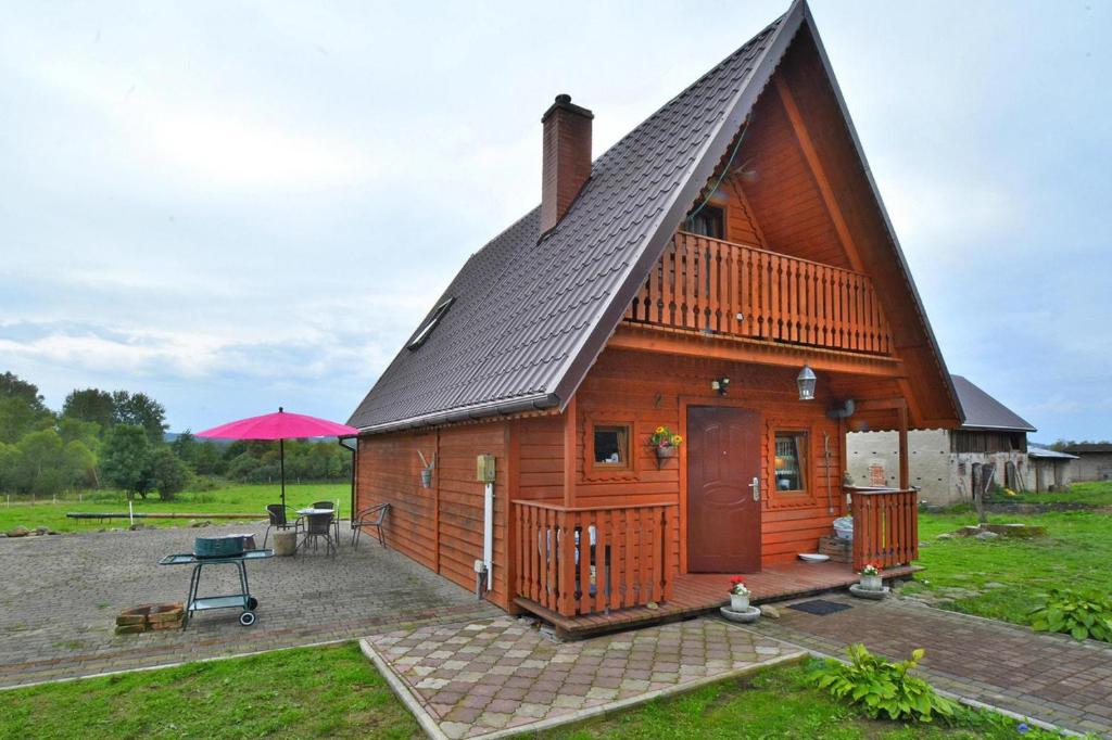 een groot houten huis met een gambrel dak bij holiday home, Swiecianowo 