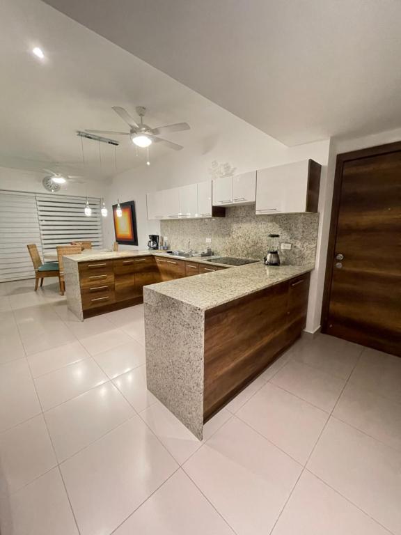 Kuchyň nebo kuchyňský kout v ubytování RESORT PLAYA AZUL 2 dormitorios