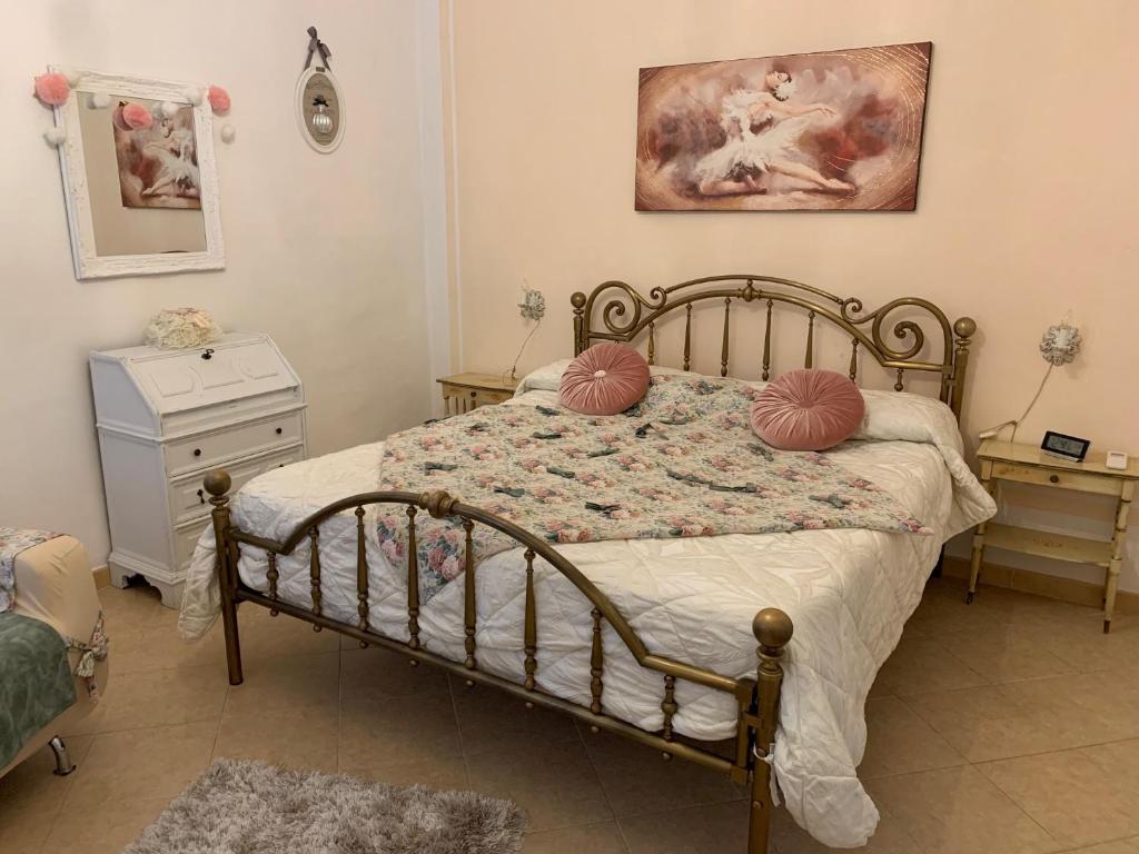 ジェノヴァにあるLa Maison di Francescoのベッドルーム1室(ピンクの枕が付いたベッド1台付)