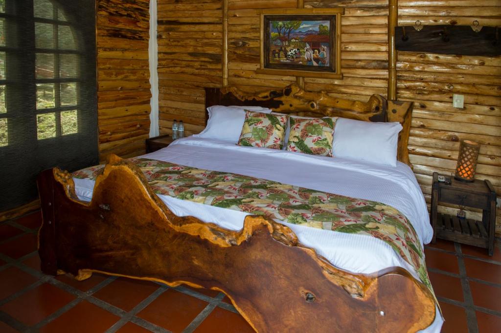 Postel nebo postele na pokoji v ubytování Hacienda Charrascal Coffe Farm
