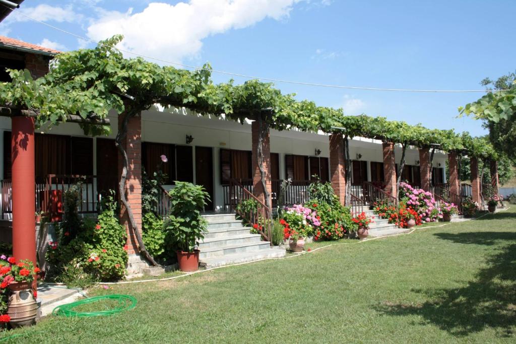 un edificio con un ramo de flores en un patio en Litochoro Rooms, en Plaka Litóchoro