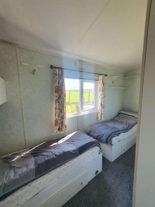 Cama ou camas em um quarto em On farm Chalet, sleeps 6, Rhoshirwaun