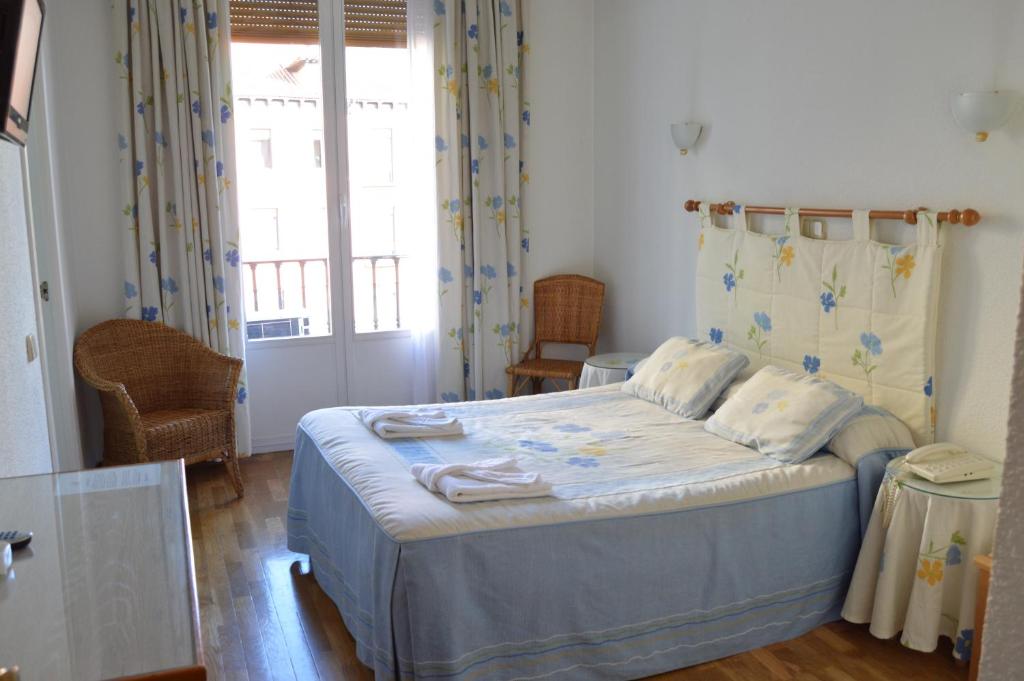 מיטה או מיטות בחדר ב-Hostal Triana