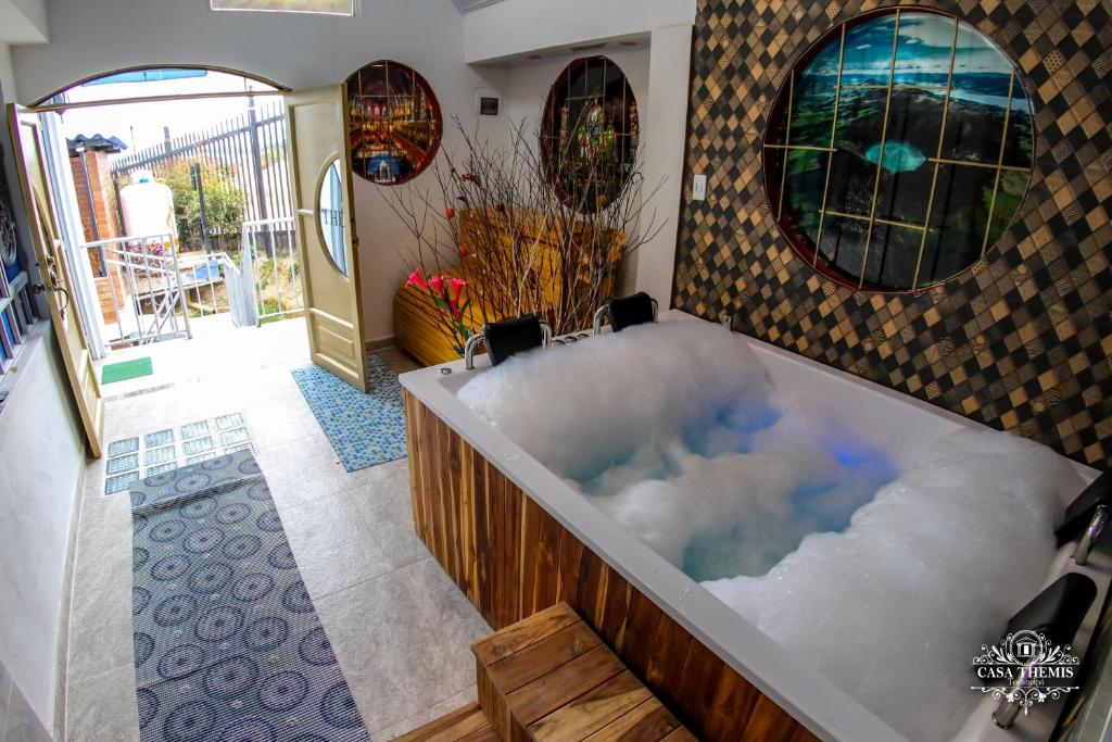 La salle de bains est pourvue d'une baignoire recouverte de neige. dans l'établissement Tocancipa Hotel THEMIS, à Tocancipá