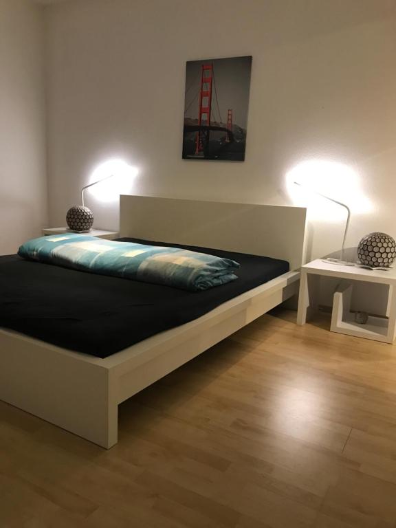 ein Schlafzimmer mit einem Bett mit zwei Lampen in der Unterkunft Student Homestay in Im Teller