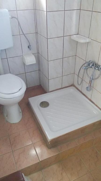 W łazience znajduje się prysznic, toaleta i umywalka. w obiekcie Villas Irene 6 Family Apartments w mieście Gournes