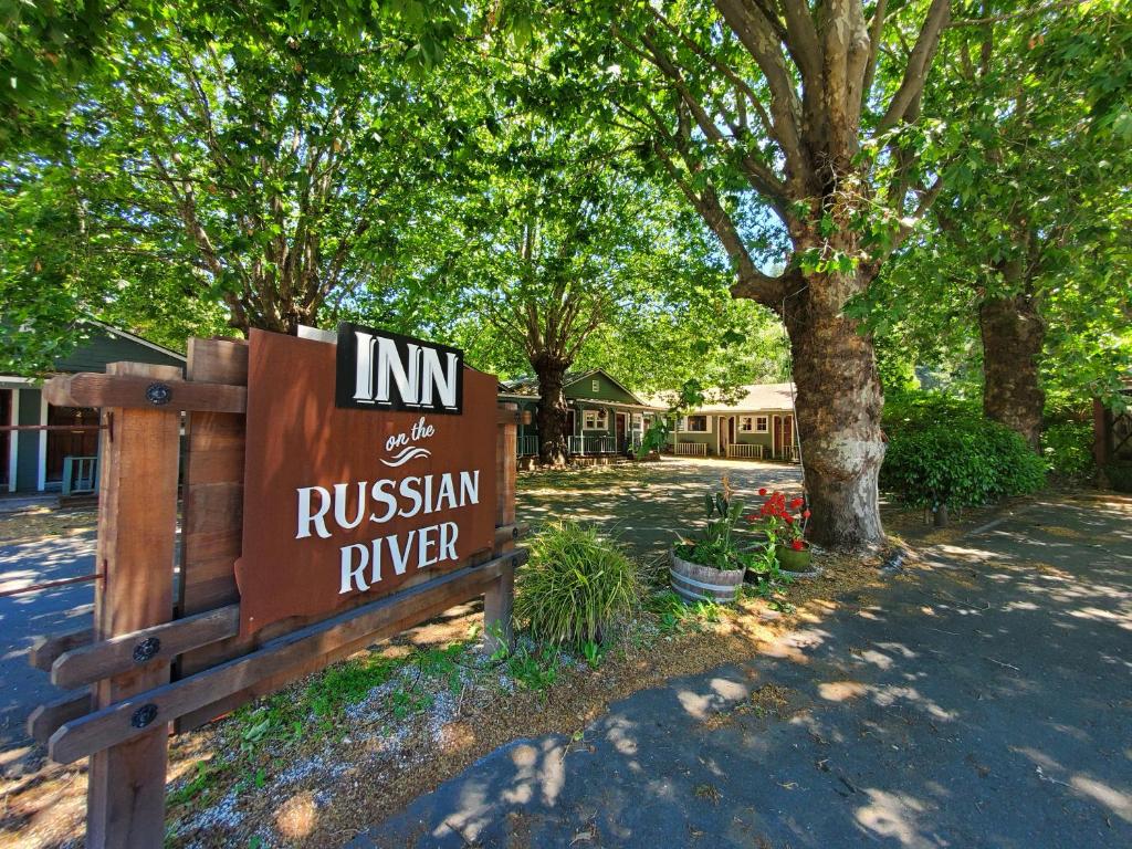 um sinal para um rio russo em frente a uma árvore em Inn on the Russian River em Monte Rio