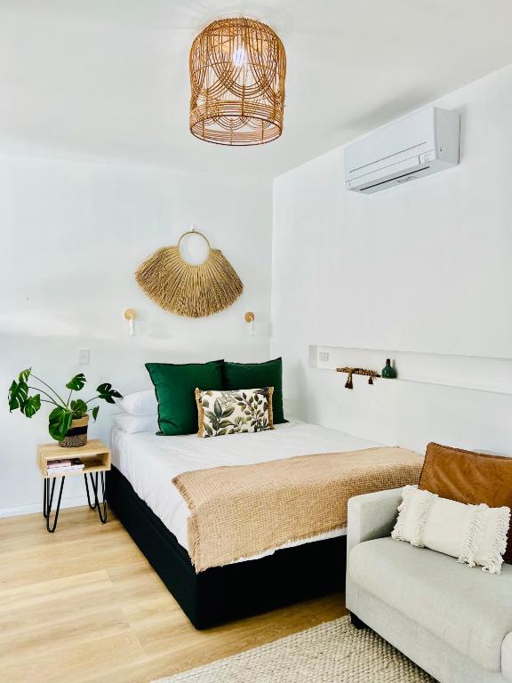 una camera con letto e divano di Studio on Lewis Tiny House a Mudgee