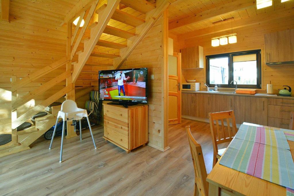 Kuchyňa alebo kuchynka v ubytovaní Holiday resort with pool and sauna, Grzybowo