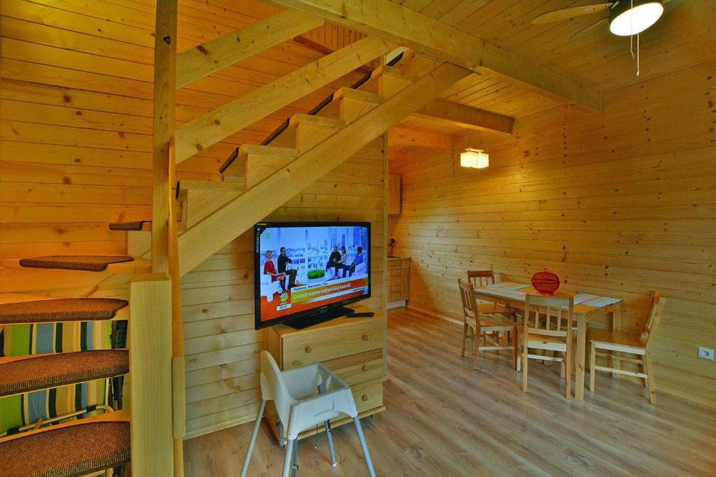 Televízia a/alebo spoločenská miestnosť v ubytovaní Holiday resort with pool and sauna, Grzybowo