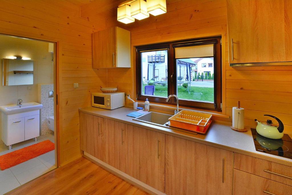 Kuchyňa alebo kuchynka v ubytovaní Holiday resort with pool and sauna, Grzybowo