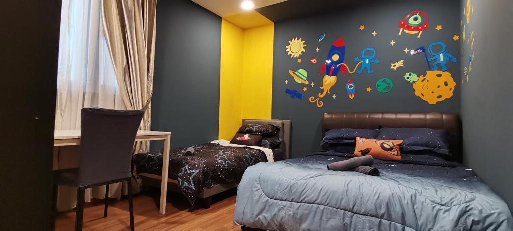 - une chambre avec 2 lits et un mur orné d'une fresque murale dans l'établissement Space Station(4br) in Bukit Bintang @ Taragon Puteri Bintang, à Kuala Lumpur