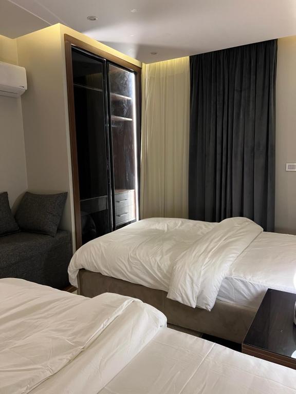 Postel nebo postele na pokoji v ubytování Family Luxury apartment at Milsa Nasr City , Building 27