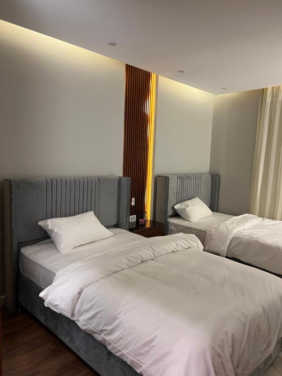 Postel nebo postele na pokoji v ubytování Family Luxury apartment at Milsa Nasr City , Building 27