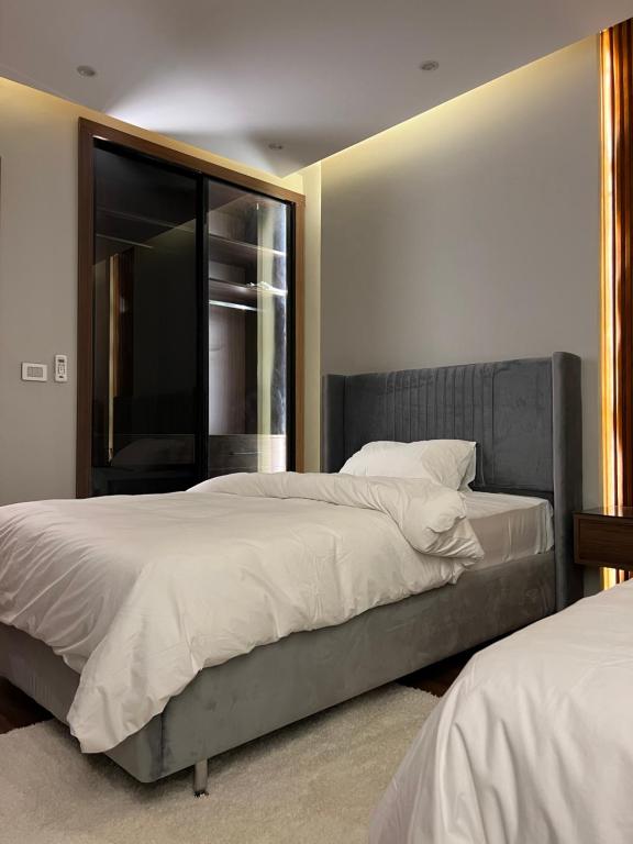 Postel nebo postele na pokoji v ubytování Family Luxury apartment at Milsa Nasr City , Building 27