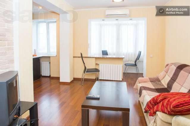 sala de estar con sofá y mesa en 2-х комнатная на Подоле, en Kiev