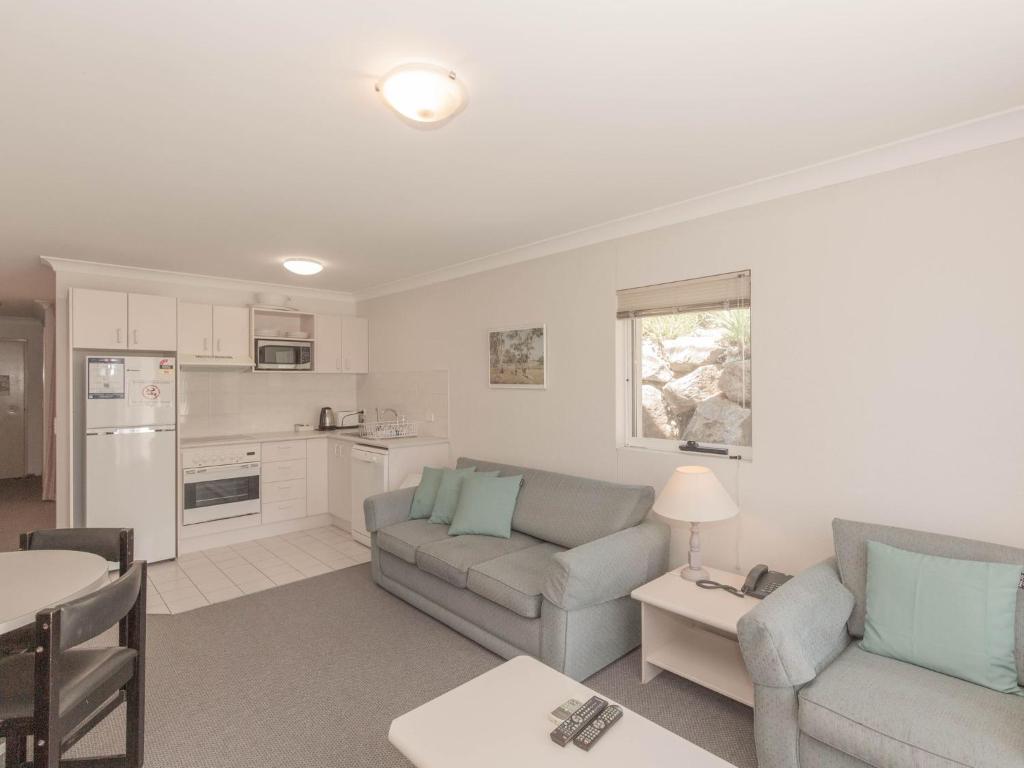 una sala de estar con un sofá y una mesa en Horizons 505/10 Kosciuszko Road, en Jindabyne