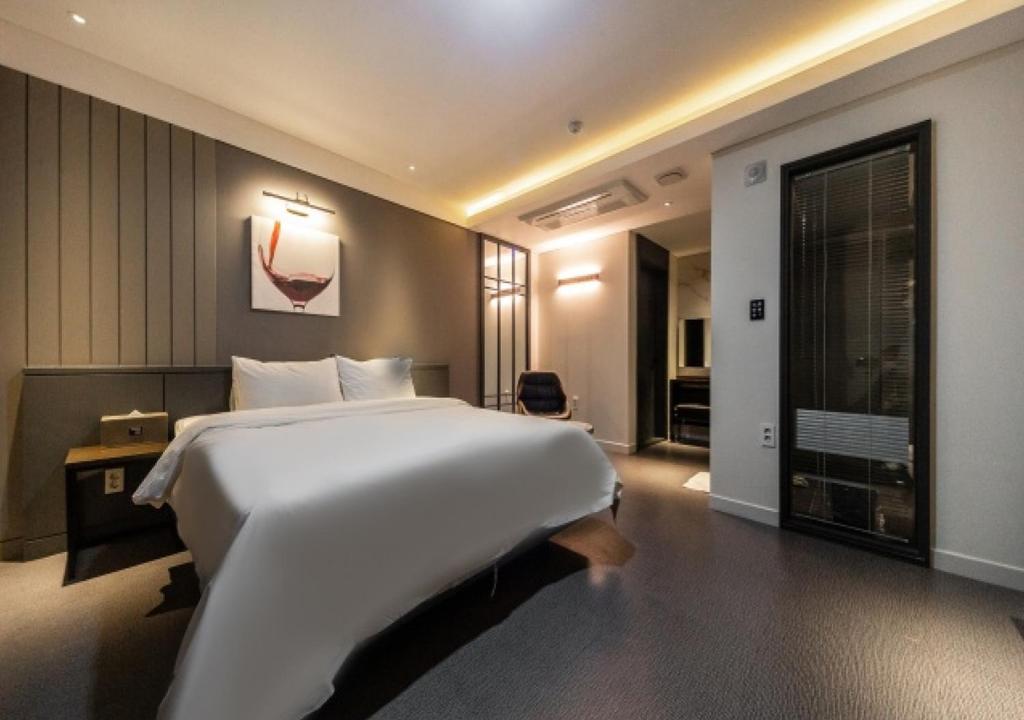 Postel nebo postele na pokoji v ubytování West In Hotel Yeosu