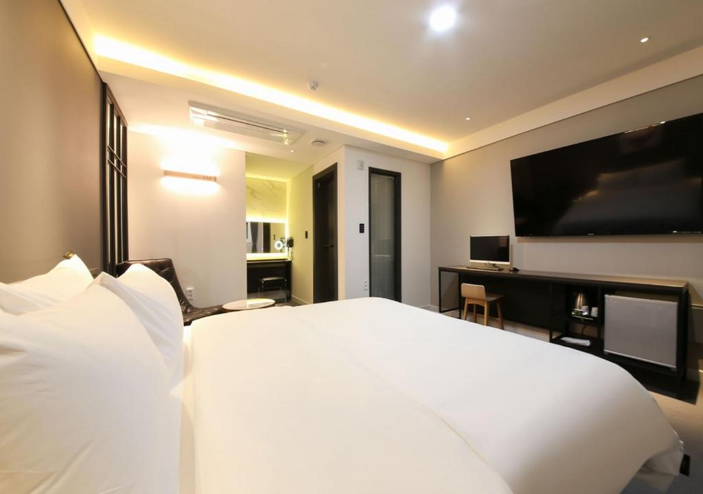 TV a/nebo společenská místnost v ubytování West In Hotel Yeosu
