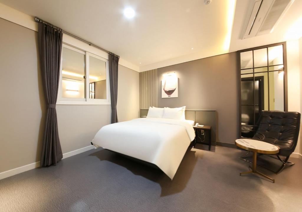 Postel nebo postele na pokoji v ubytování West In Hotel Yeosu