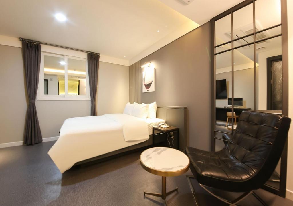 Postel nebo postele na pokoji v ubytování West In Hotel Yeosu